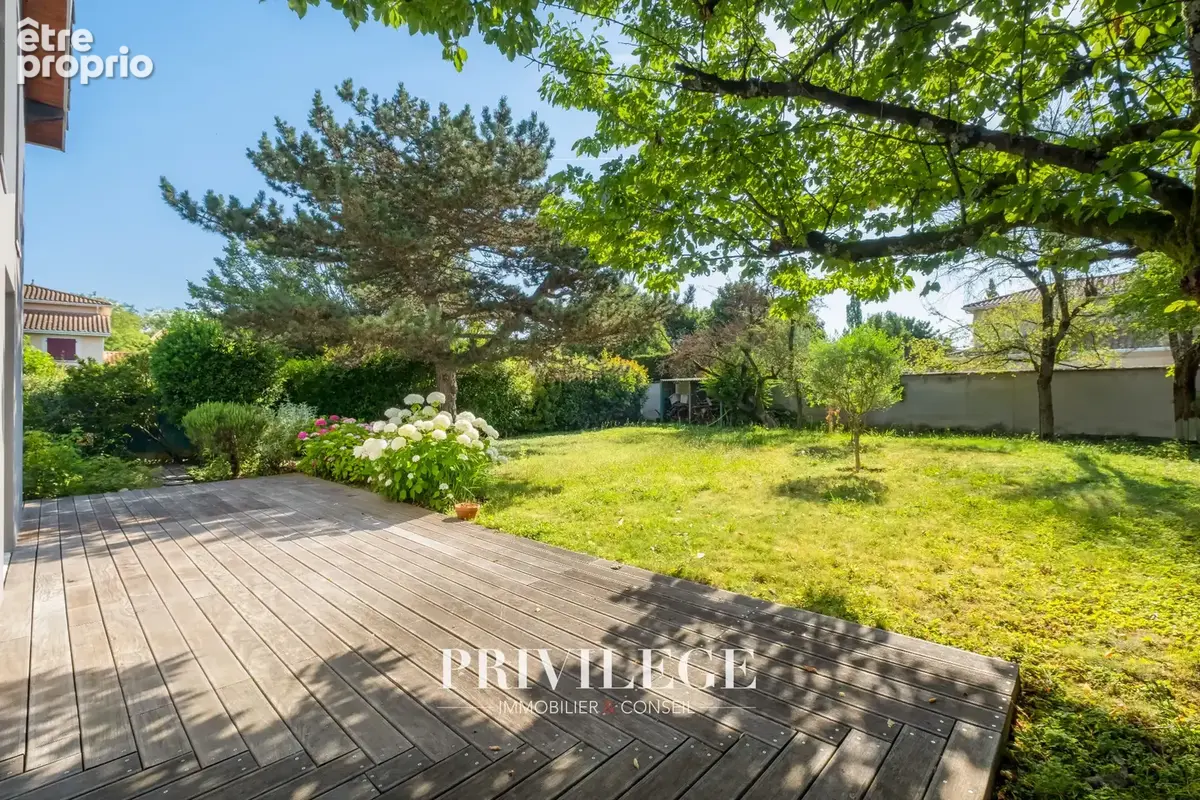 Chassieu   Maison familiale de 145 m2 avec jardin de 709 m2 à proximité du centre - photo 3