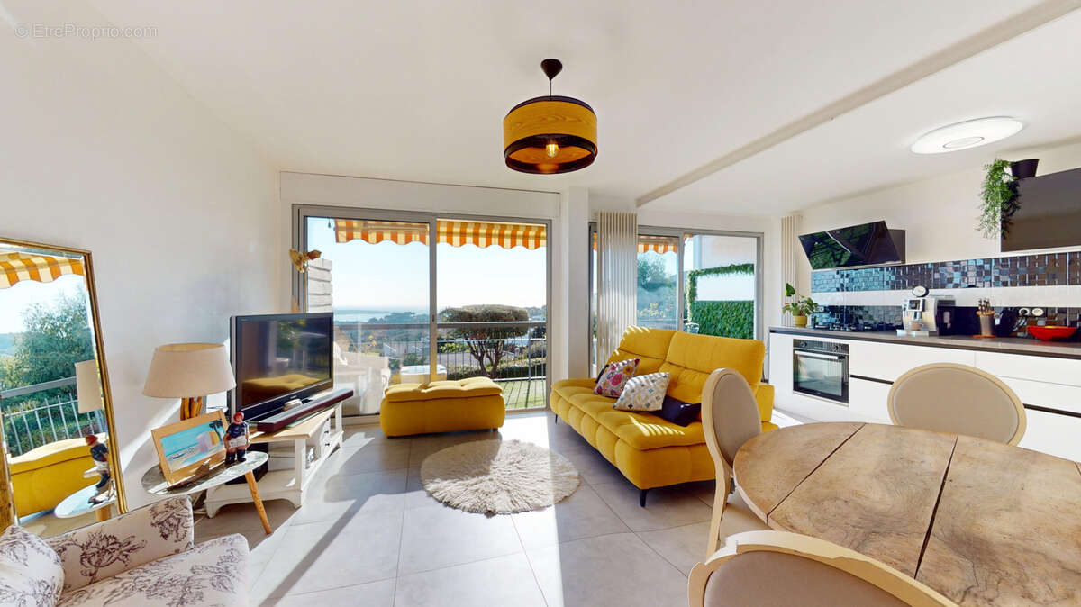 Appartement à VALLAURIS