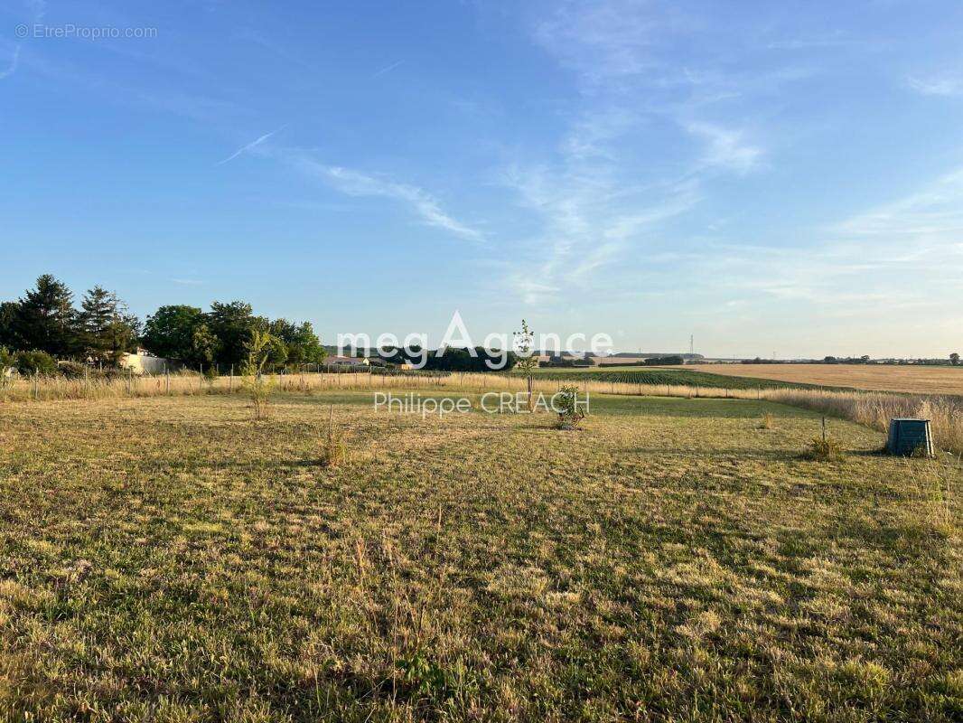 A 3 minutes de st jean d'angely terrain constructible - photo 2