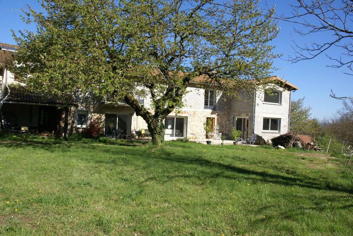 Maison 450 m² à Hostun  - photo 2