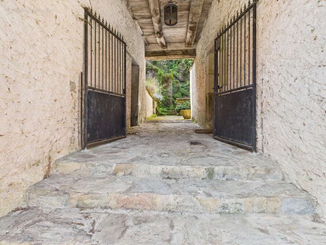 Maison à MIRANDOL-BOURGNOUNAC