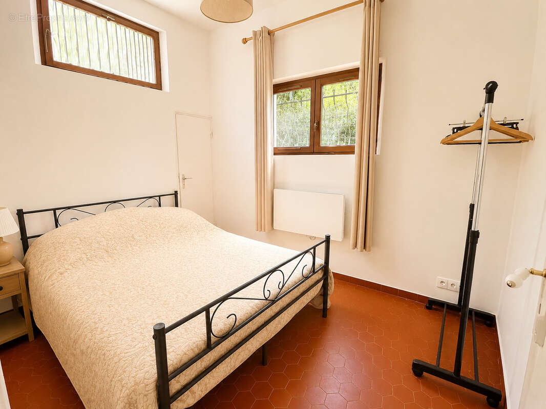 Maison divisée en deux appartements   Centre-ville de Vence - photo 8
