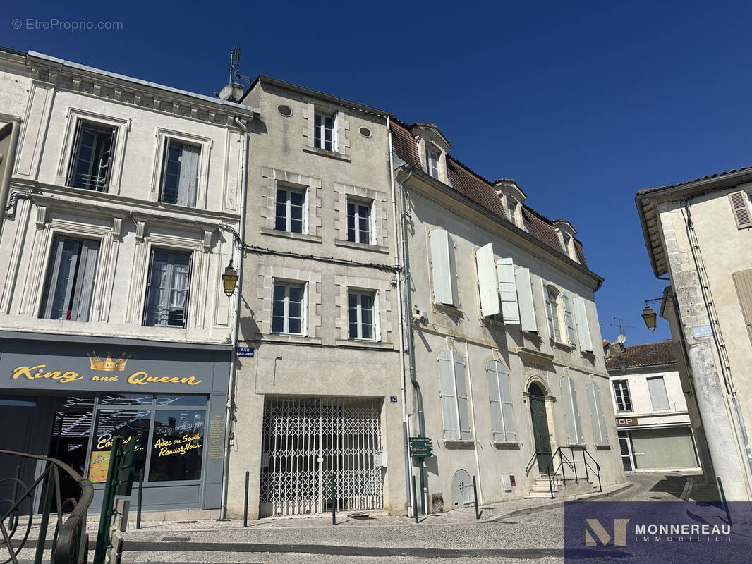Appartement à BARBEZIEUX-SAINT-HILAIRE