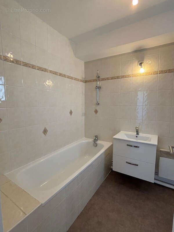 Laissez-vous séduire par ce superbe appartement entièrement rénové, où lumière, confort et qualité de vie se r - photo 11