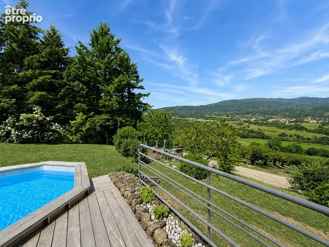Villa traditionnelle de 2010 - 144 m2 habitables sur 1979 m2 de terrain avec sous-sol, garages et piscine à 5 - photo 5