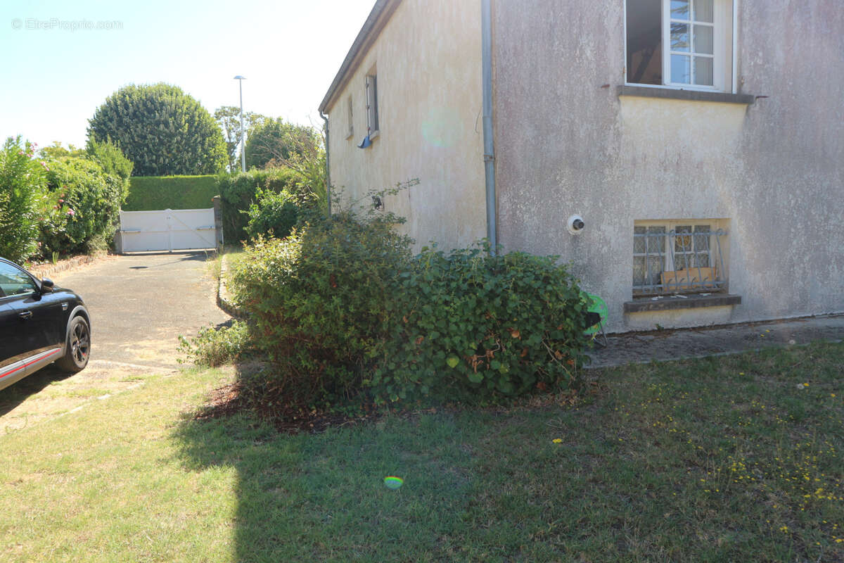 Belle maison de construction traditionnelle de 100 m2 sur un terrain clos de 1000 m2 . au centre de la jarrie. - photo 17