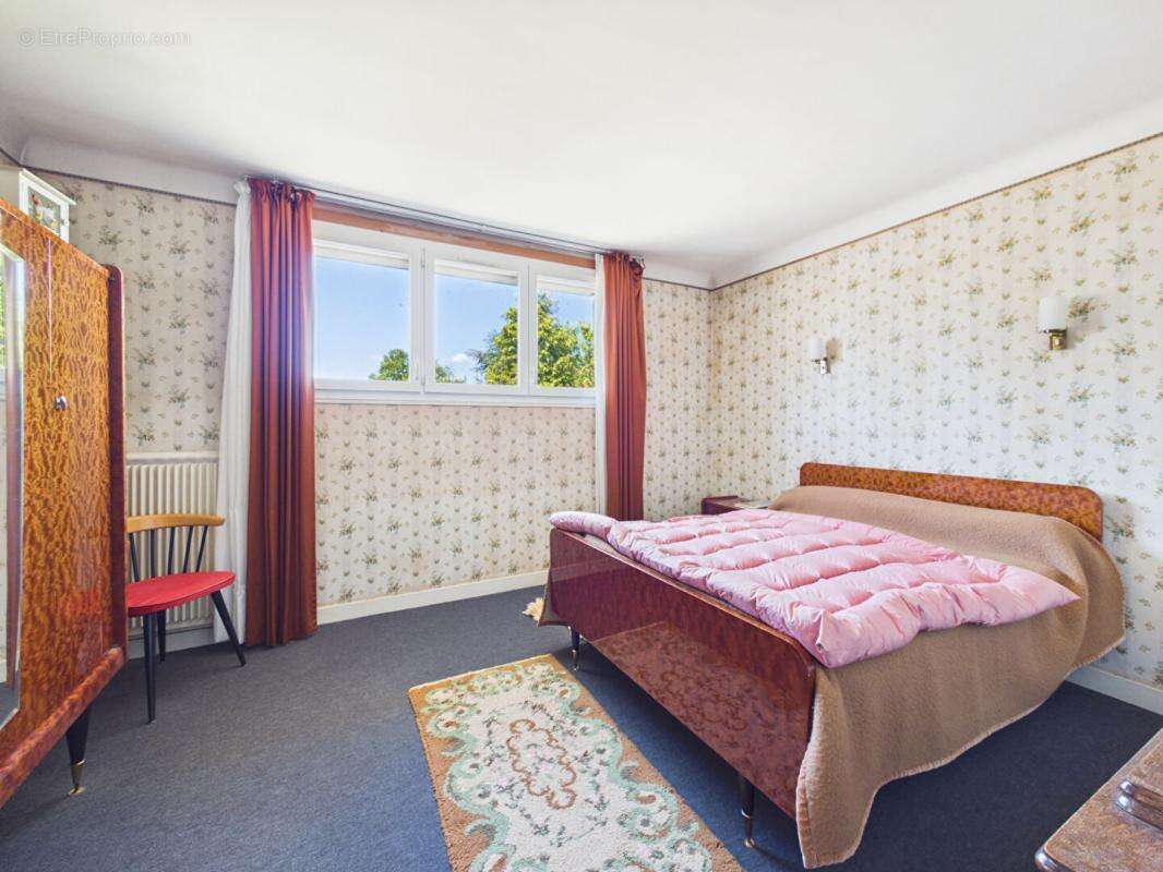 Maison de 179 m2 à Loudun , 5 chambres, grand jardin arboré, garage, vaste sous sol - photo 11