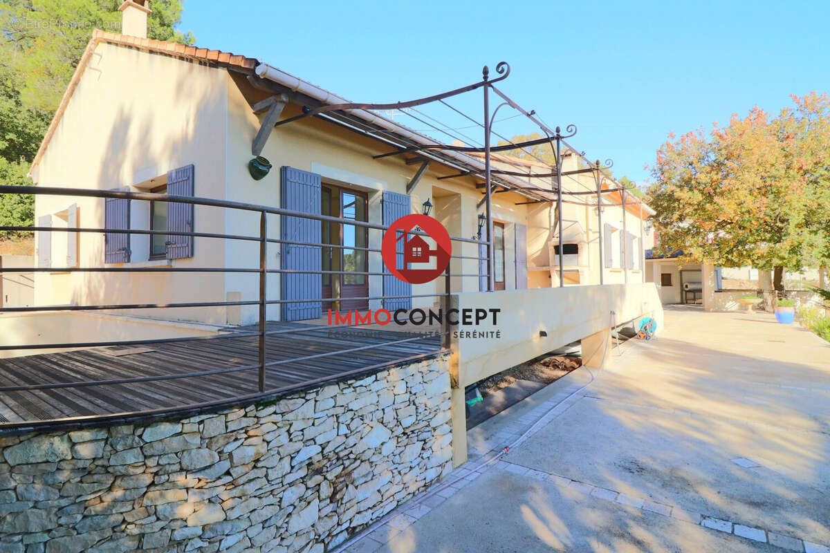 Maison à LAUDUN-L&#039;ARDOISE