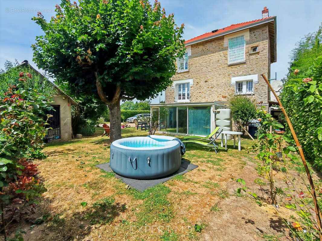 Maison de caractère rénovée avec jardin, véranda et garage - photo 18