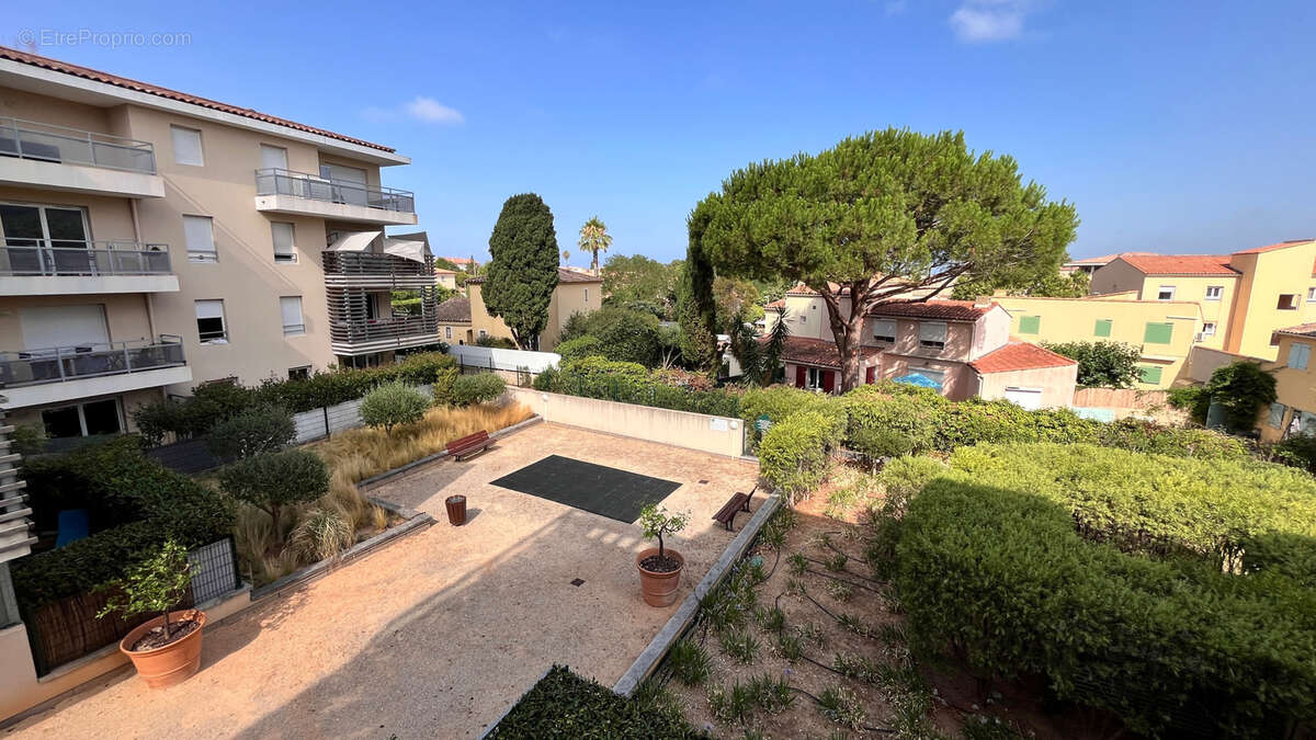 Six fours - appartement t3 - terrasse- vue degagee - 2 places de parking privees - photo 10