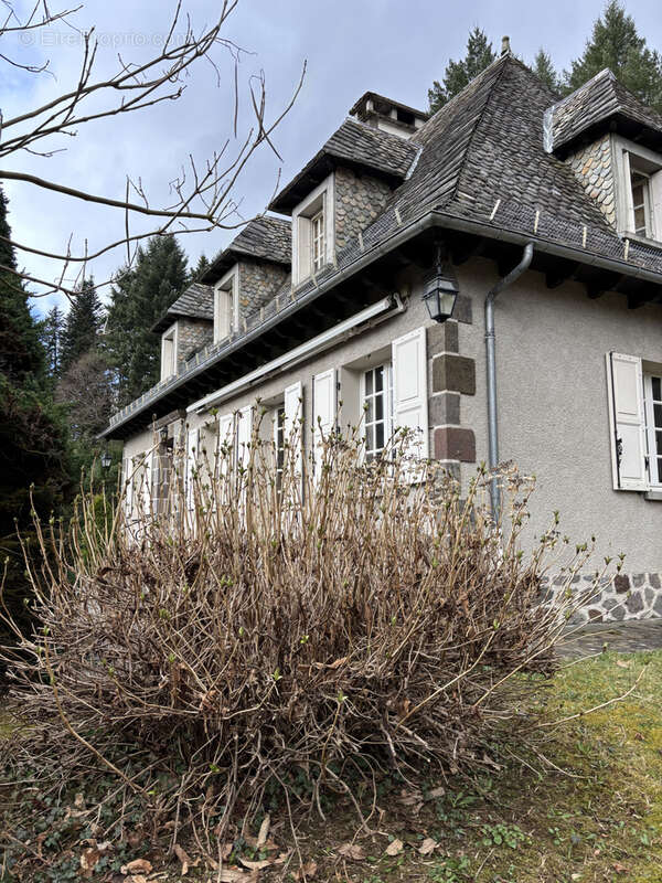 Maison à VIC-SUR-CERE