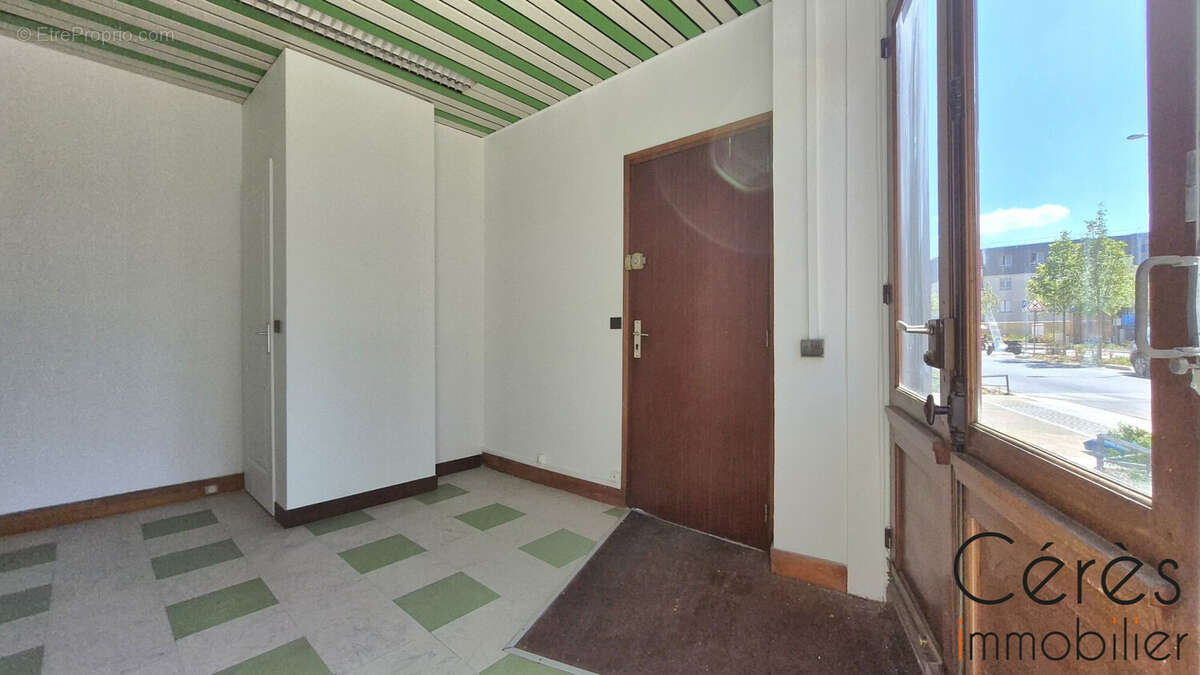 Commerce 26 m² à Les Lilas  - photo 4
