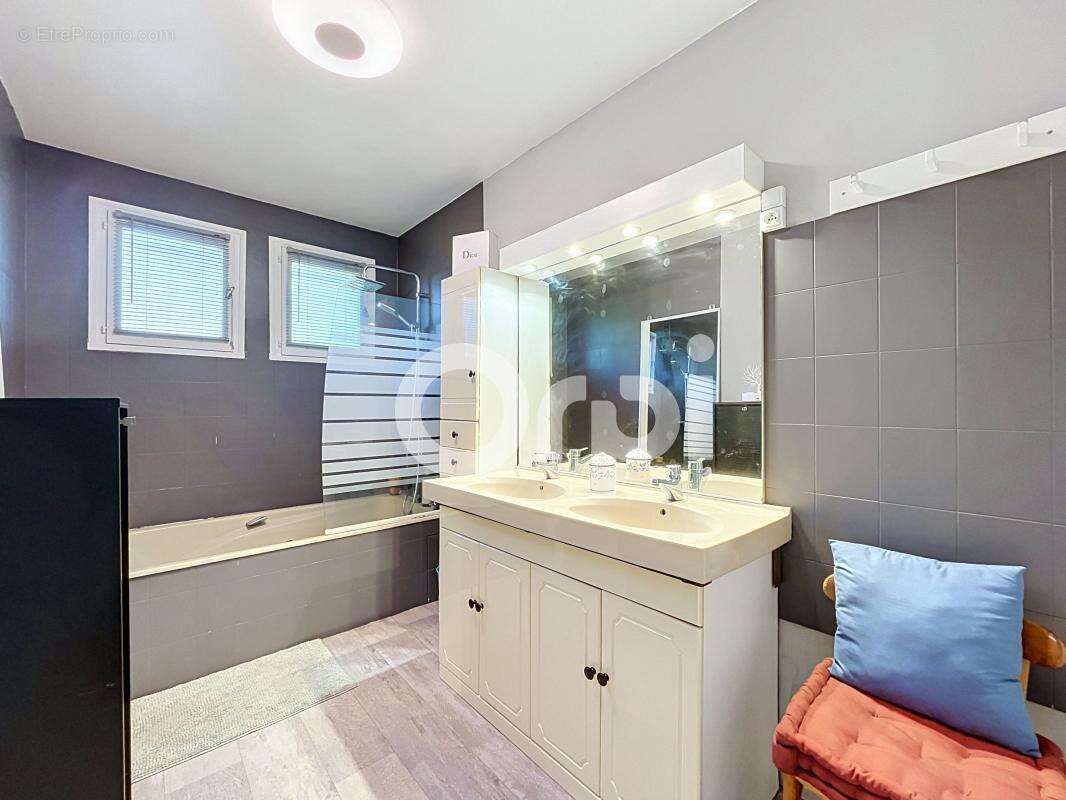 Maison familiale de 158 m² - À 2 min de Créavallée - photo 8