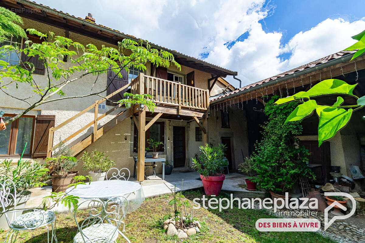 Joli corps de ferme rénové de 171m² habitables + dépendances aménageables et 914m² de terrain à PEROUGES - photo 2