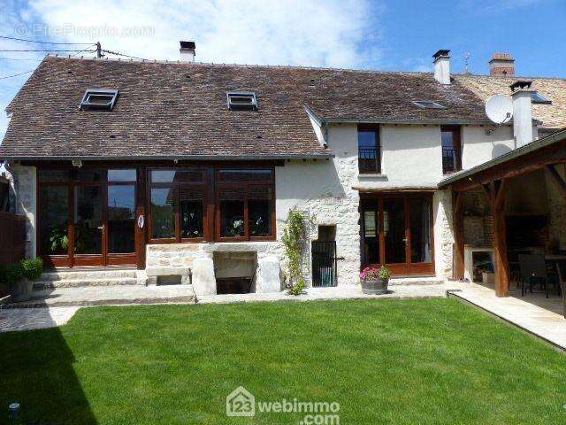 Venez découvrir cette belle maison en pierre de 170 m² sur un terrain de 273 m².