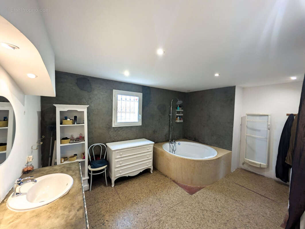 Maison à L'ISLE-SUR-LA-SORGUE