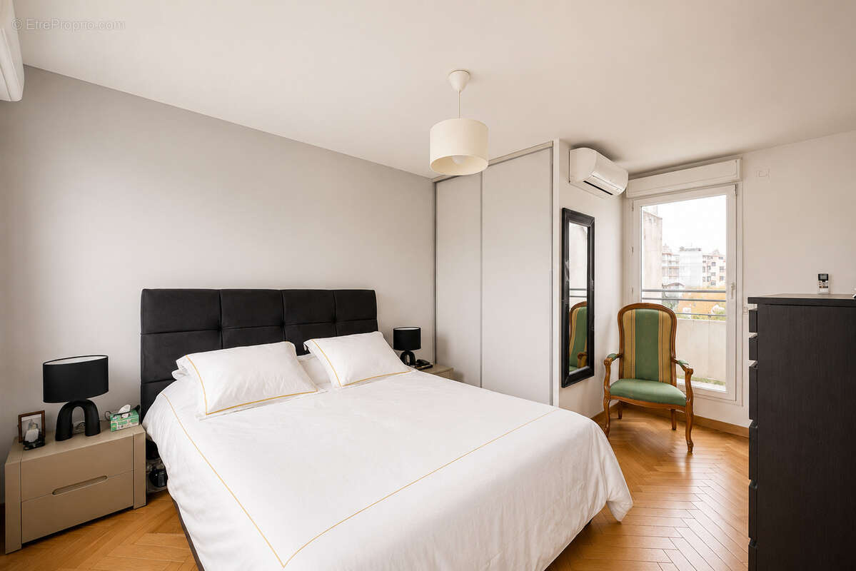 Appartement à COURBEVOIE