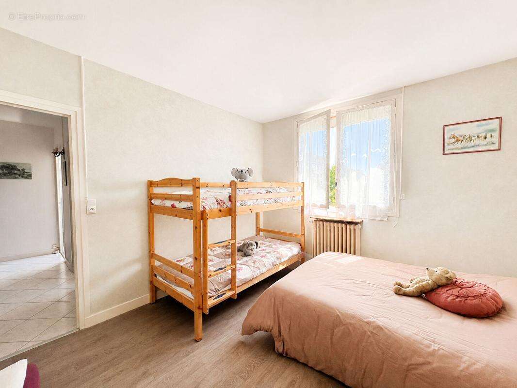 Maison avec jardin, garage et terrain constructible - photo 14
