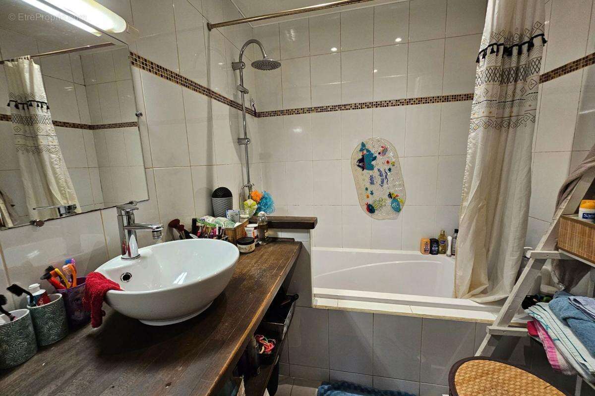 Appartement à REYNES