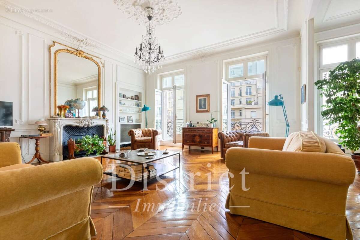 Appartement à PARIS-8E
