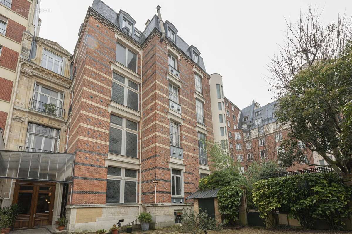 Appartement à PARIS-16E