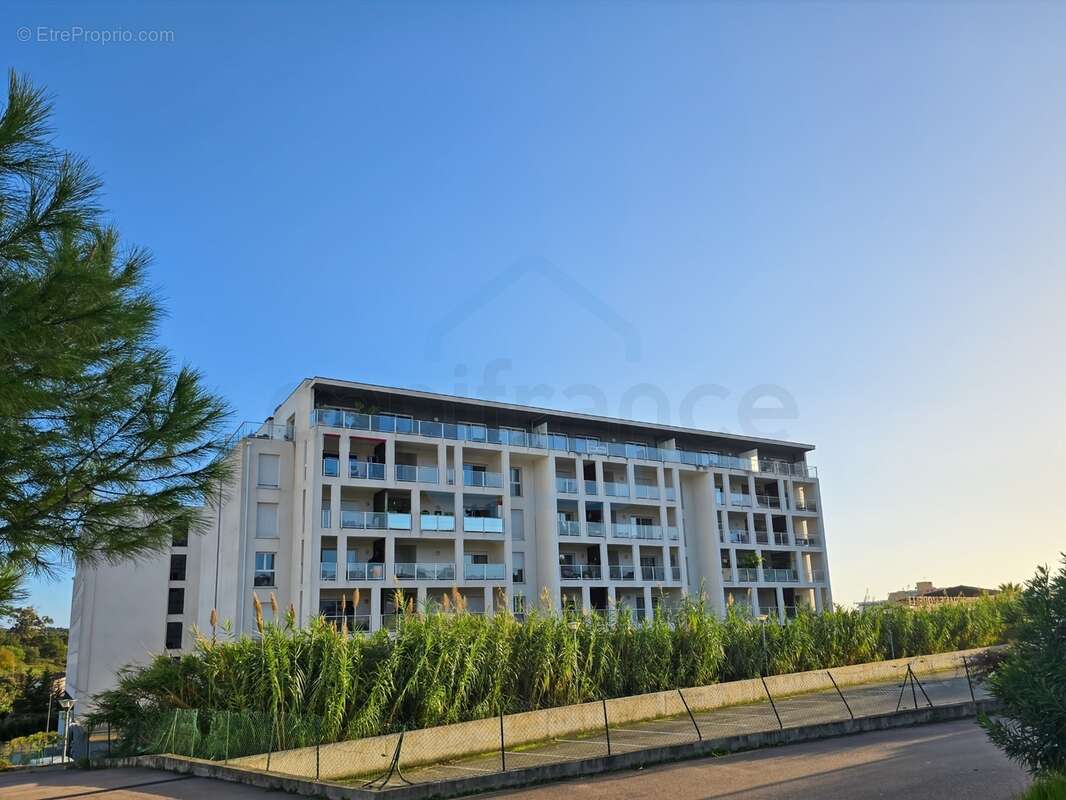 AJACCIO (20) ROCADE - T3 67 m² avec terrasse 18 m², ascenseur, parking sous-sol et vue dégagée - photo 9