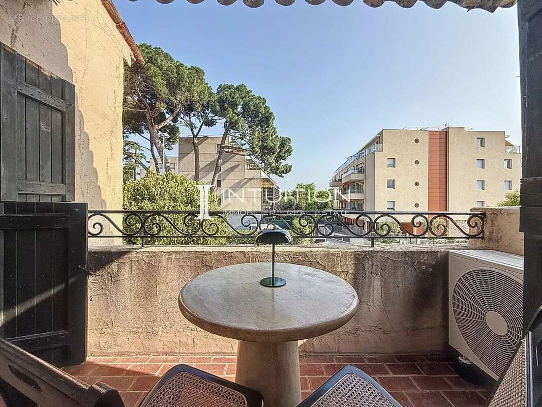 Saint Laurent du Var : 3 pièces entièrement rénové au dernier étage avec garage - photo 4