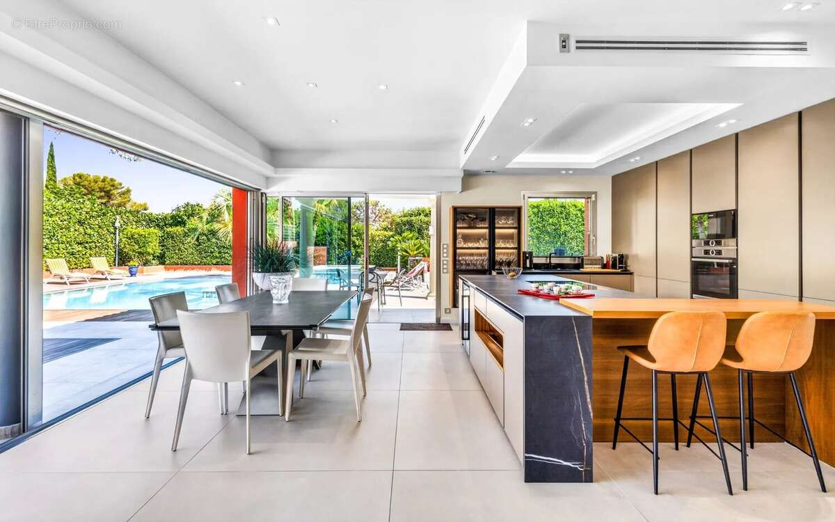 MOUGINS- belle villa individuelle de plain pied avec studio et piscine - photo 3