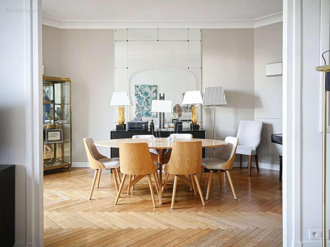 Appartement à PARIS-16E