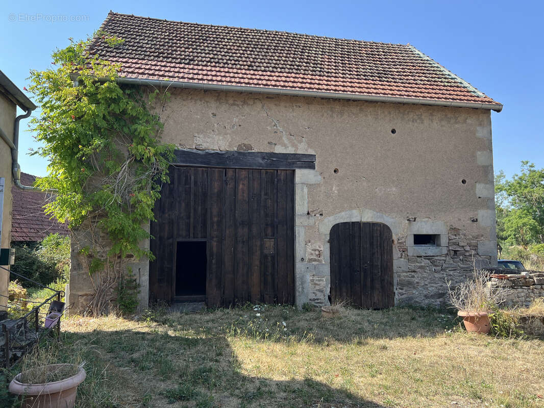 Grande maison en pierre avec dépendances - photo 13