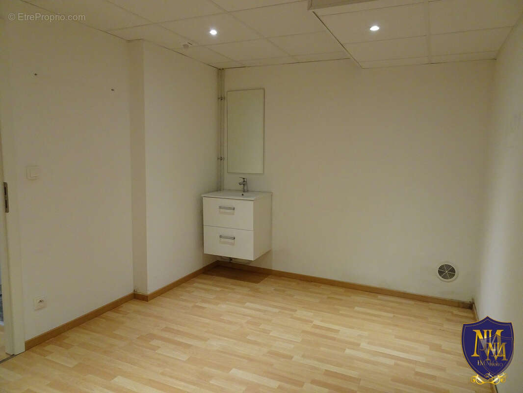 Saint-louis en plein coeur grand local commercial de 137 m2 avec vitrine - photo 6