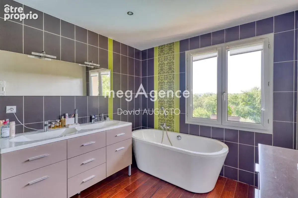 Maison avec vue, cadre naturel, piscine et garage pour 5 voitures - photo 10