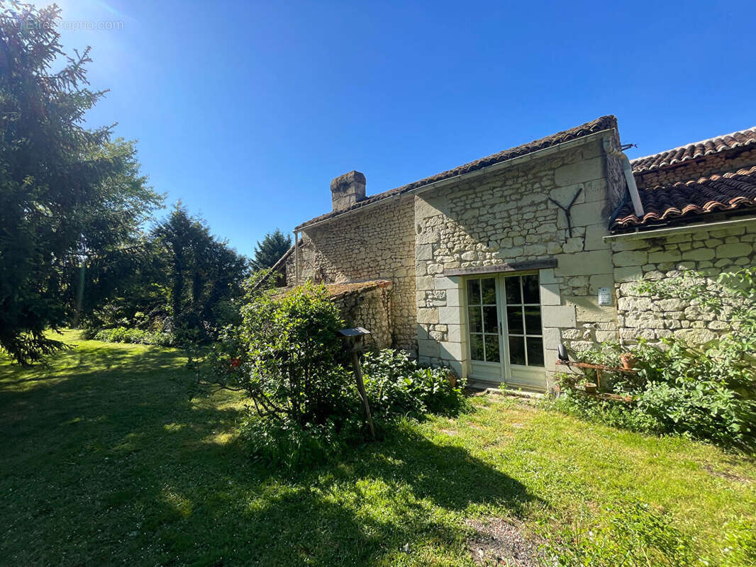 Maison à LES TROIS-MOUTIERS
