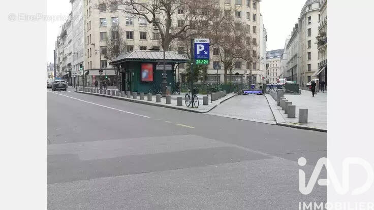 Photo 1 - Parking à PARIS-1E