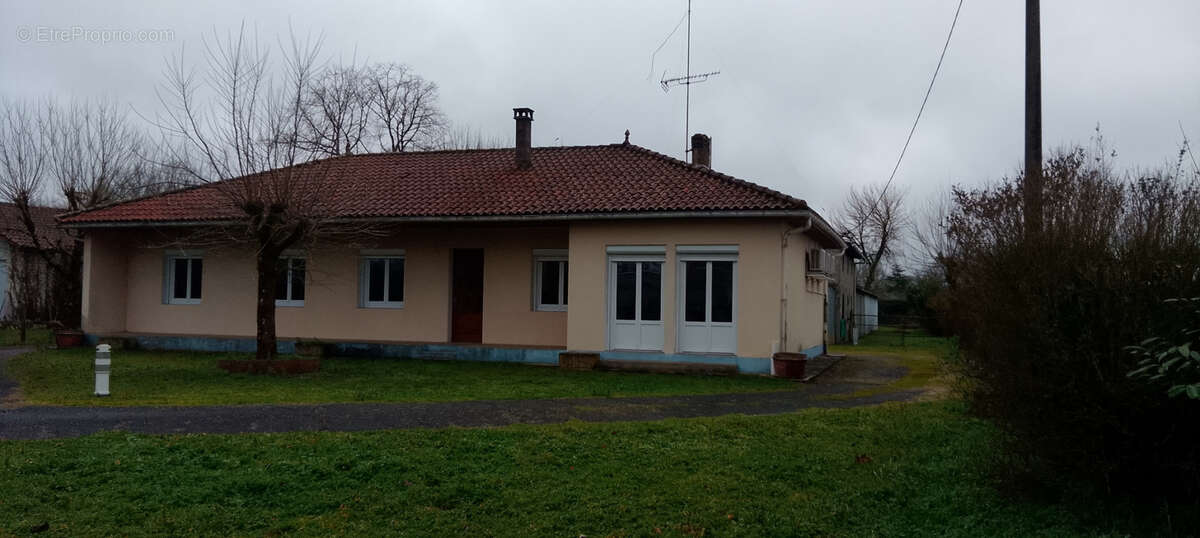 Maison à SAINT-MEDARD-DE-GUIZIERES