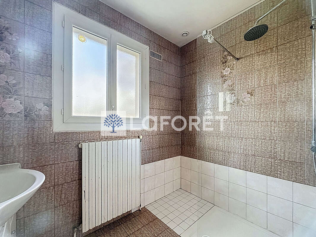 À vendre - Maison de 100 m2 en plein bourg de La Peyratte - photo 10