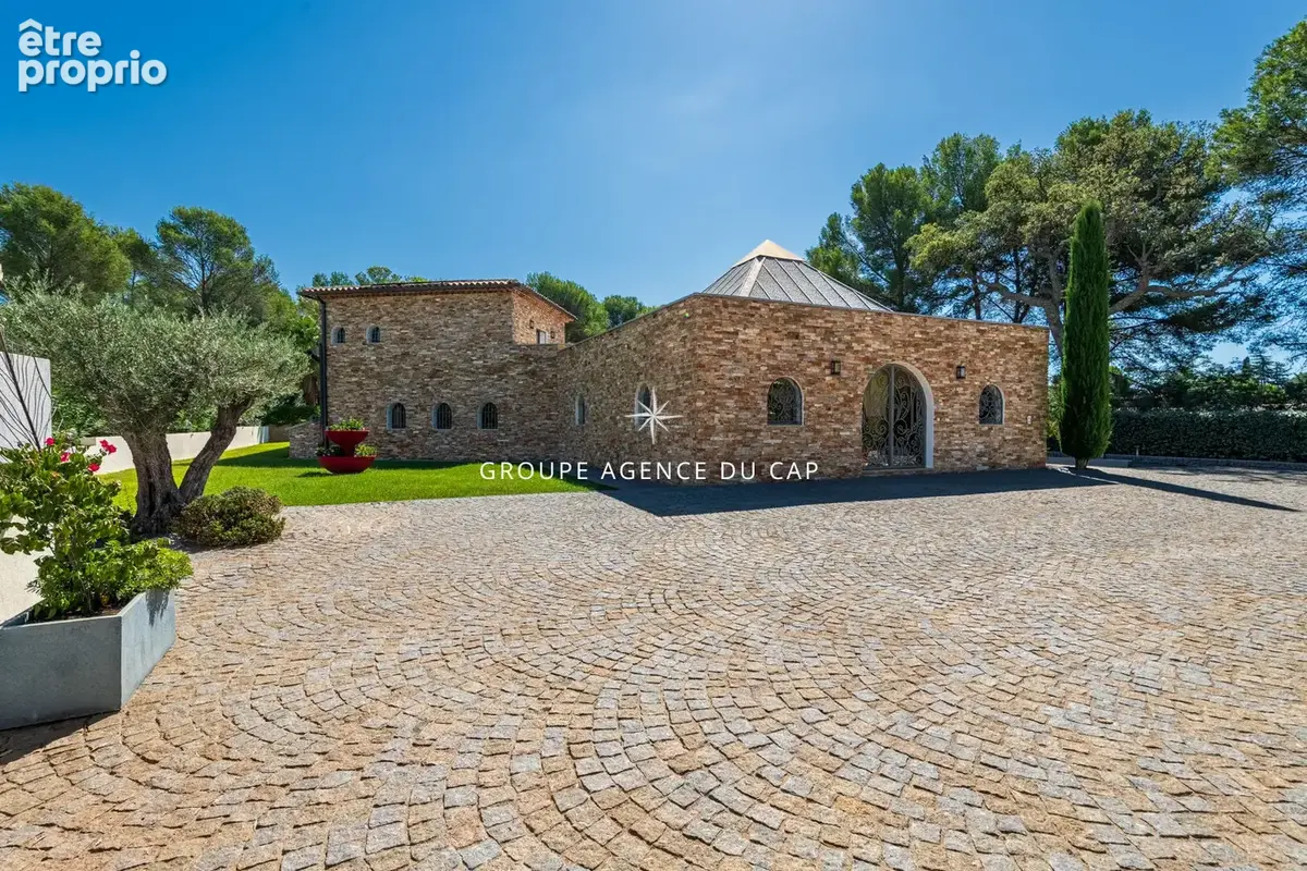 Villa de caractère, piscine chauffée et garage de 200 m² au coeur d'un parc de 5 000 m²  à Fréjus - photo 15