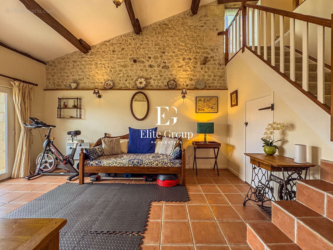 Maison à MONTMOREAU-SAINT-CYBARD