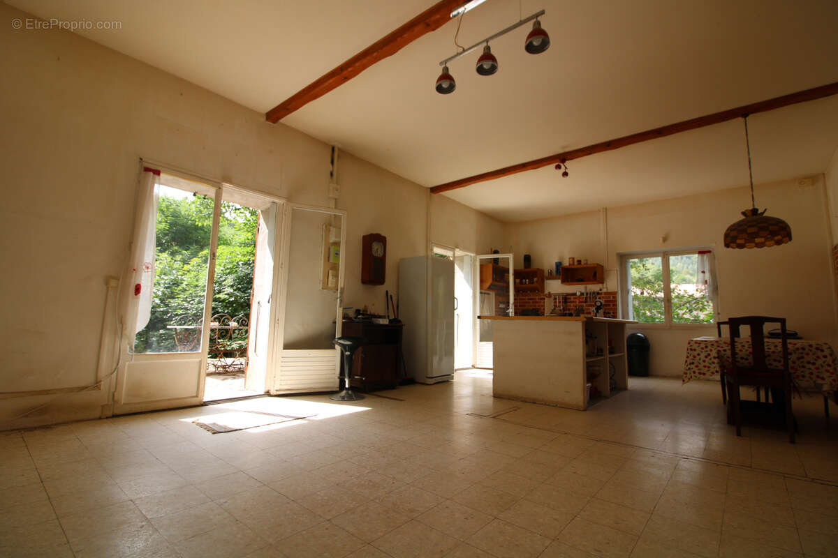 Maison de caractere d'un volume 333 m2  + dependance 86 m2. - photo 6