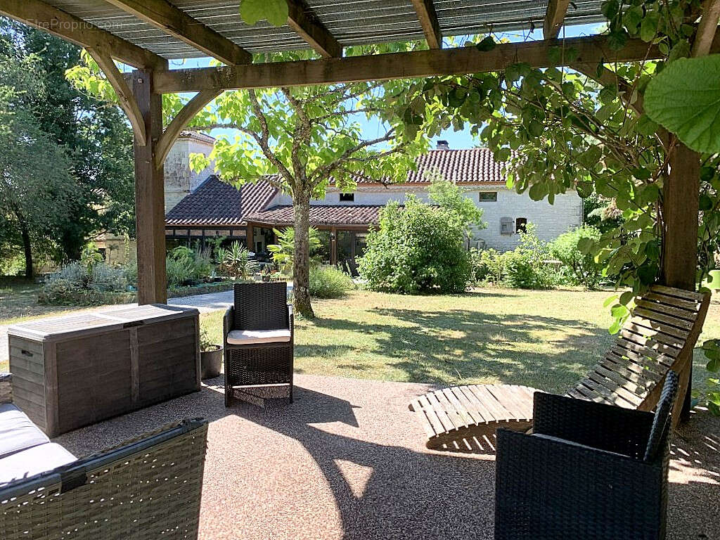 46800 Montcuq -Propriété de caractère 420 m², 11 chambres, piscine et espace bien-être sur 2,5 ha - photo 4