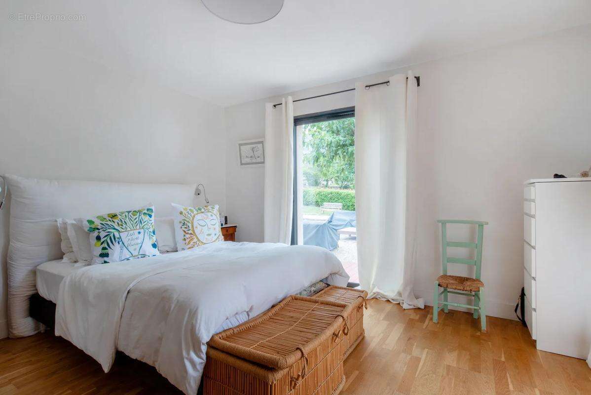 Maison à LA ROQUE-ESCLAPON