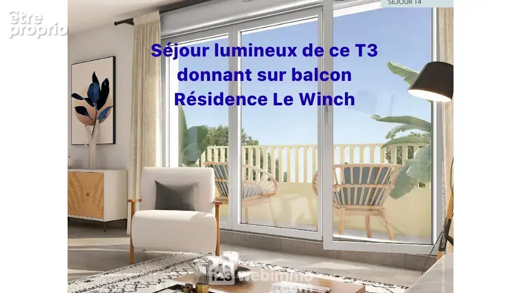 Lumineux séjour donnant sur le balcon