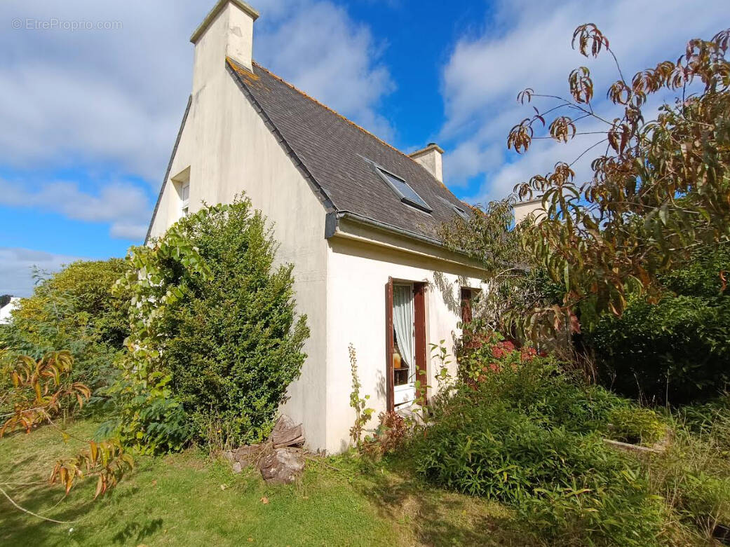 Maison à CLEDEN-POHER