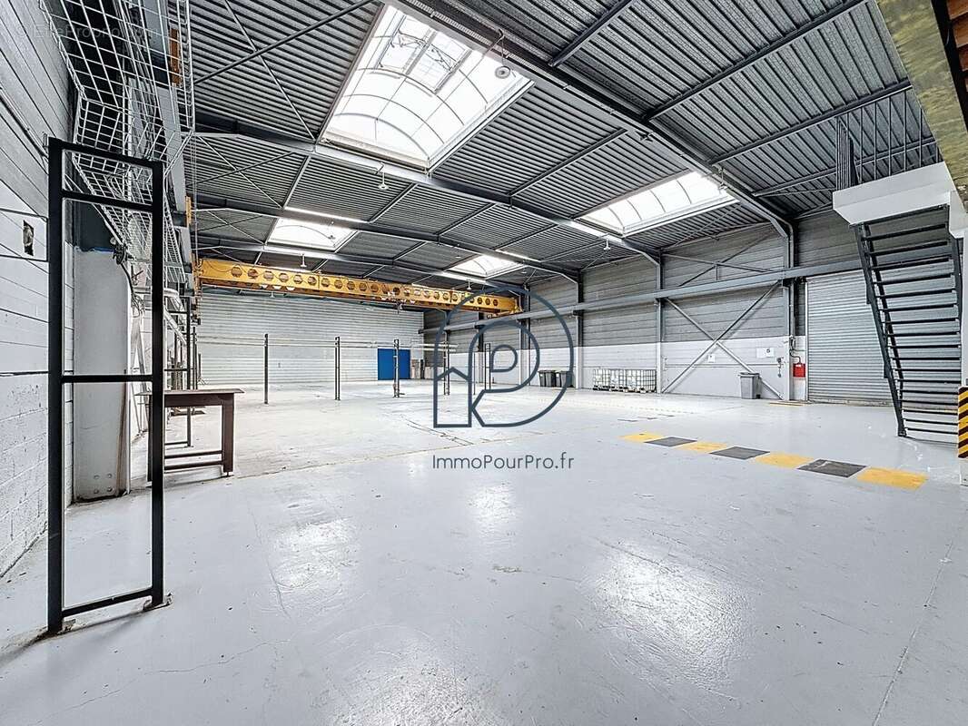 Commerce à NEUVILLE-EN-FERRAIN