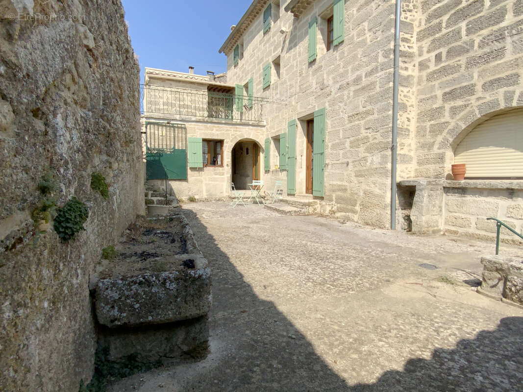 Maison en pierre à 4 km d' Uzès, jardin et grand garage. - photo 12