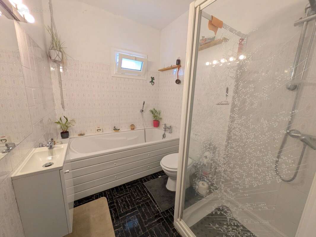 Maison en pierre économe en énergie, dépendances et près de 8 000 m² de terrain - photo 8