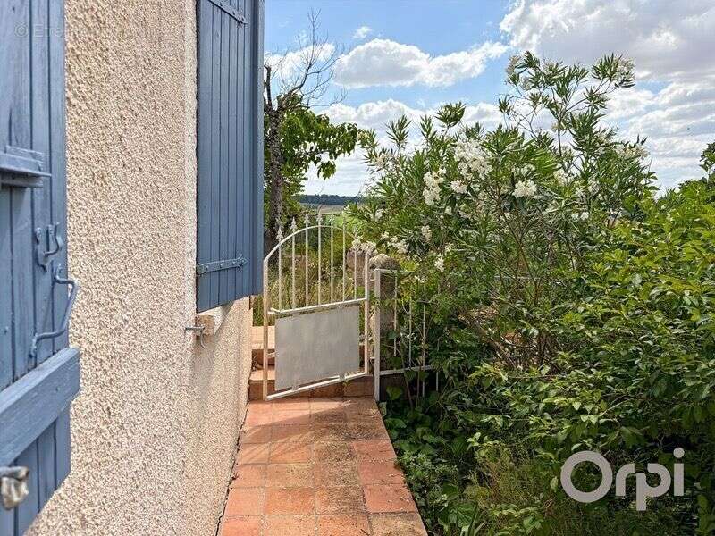 Dans un village haut perché, maison en pierre avec jardin attenant et sa vue panoramique - photo 3