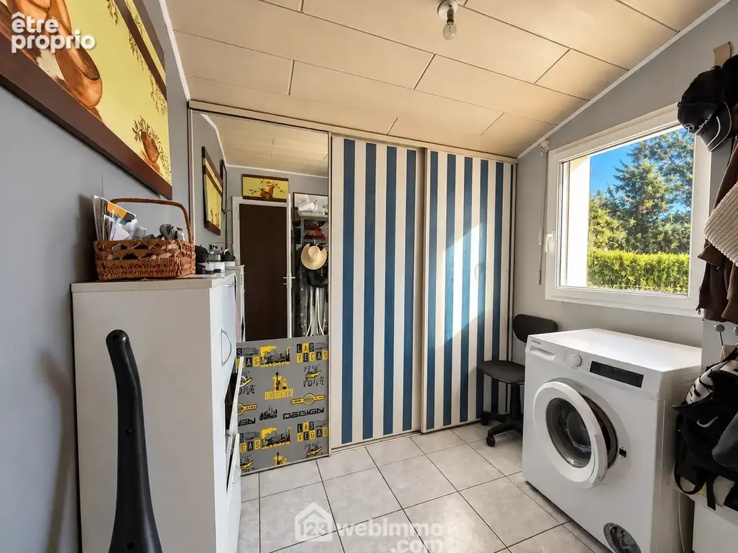 Côté pratique : une buanderie et un double garage.