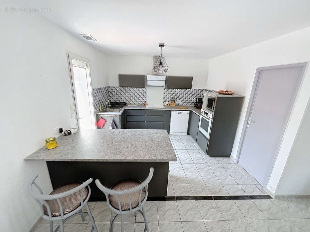 Maison à SAINT-LAURENT-DE-LA-SALANQUE