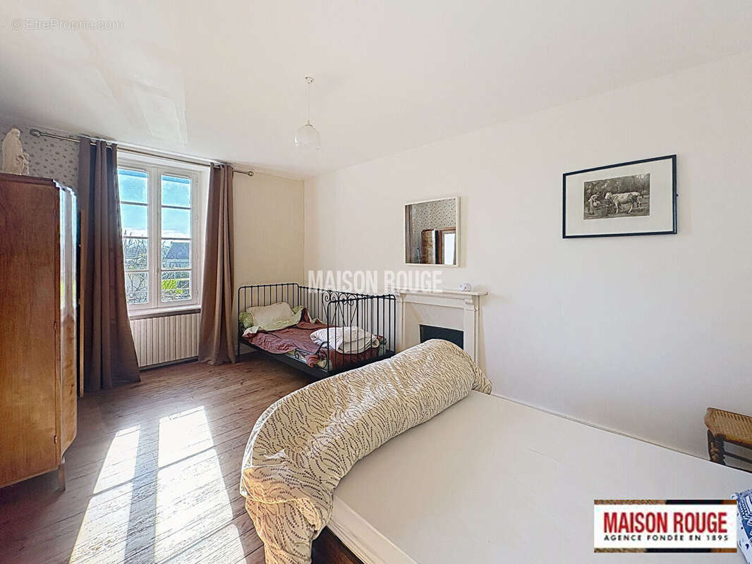 Maison de bourg en pierre à moderniser avec 5 chambres, jardin arboré et garage au coeur de Plourhan - photo 10